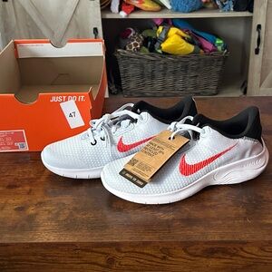 Nike Running Shoe Flex Experience (Size: 7 men or 8.5 women)